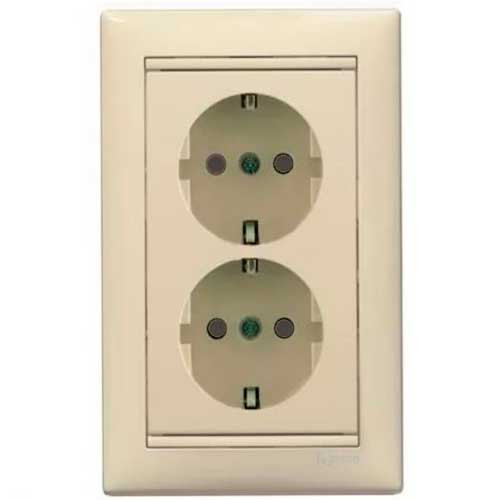 Розетка двойная со шторками с заземлением СП Legrand Valena слоновая кость