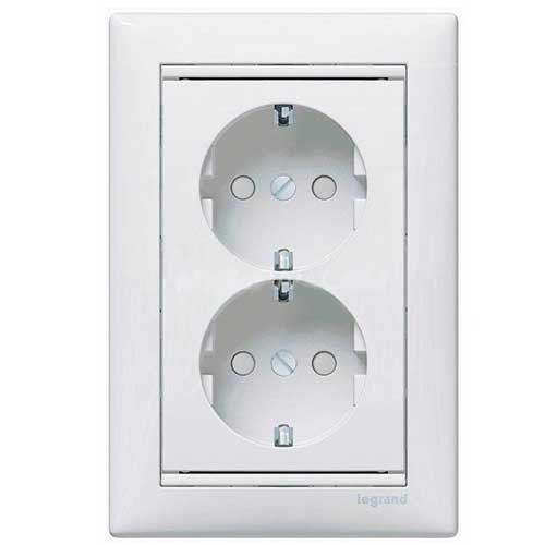Розетка двойная со шторками с заземлением СП Legrand Valena белый